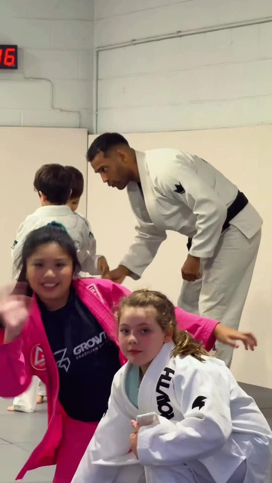 Ícaro with kids during a Gi class